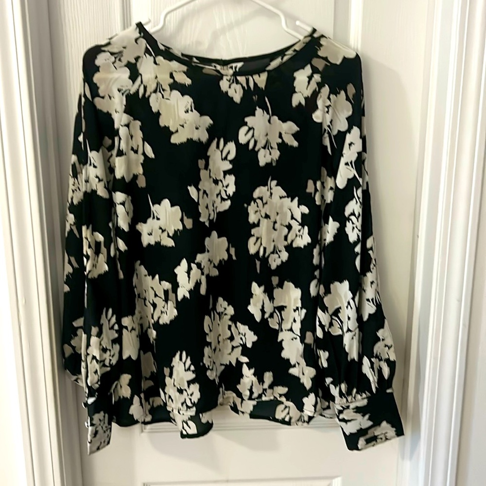 Maurice’s blouse. Open sleeves to cuffs, button back closure.